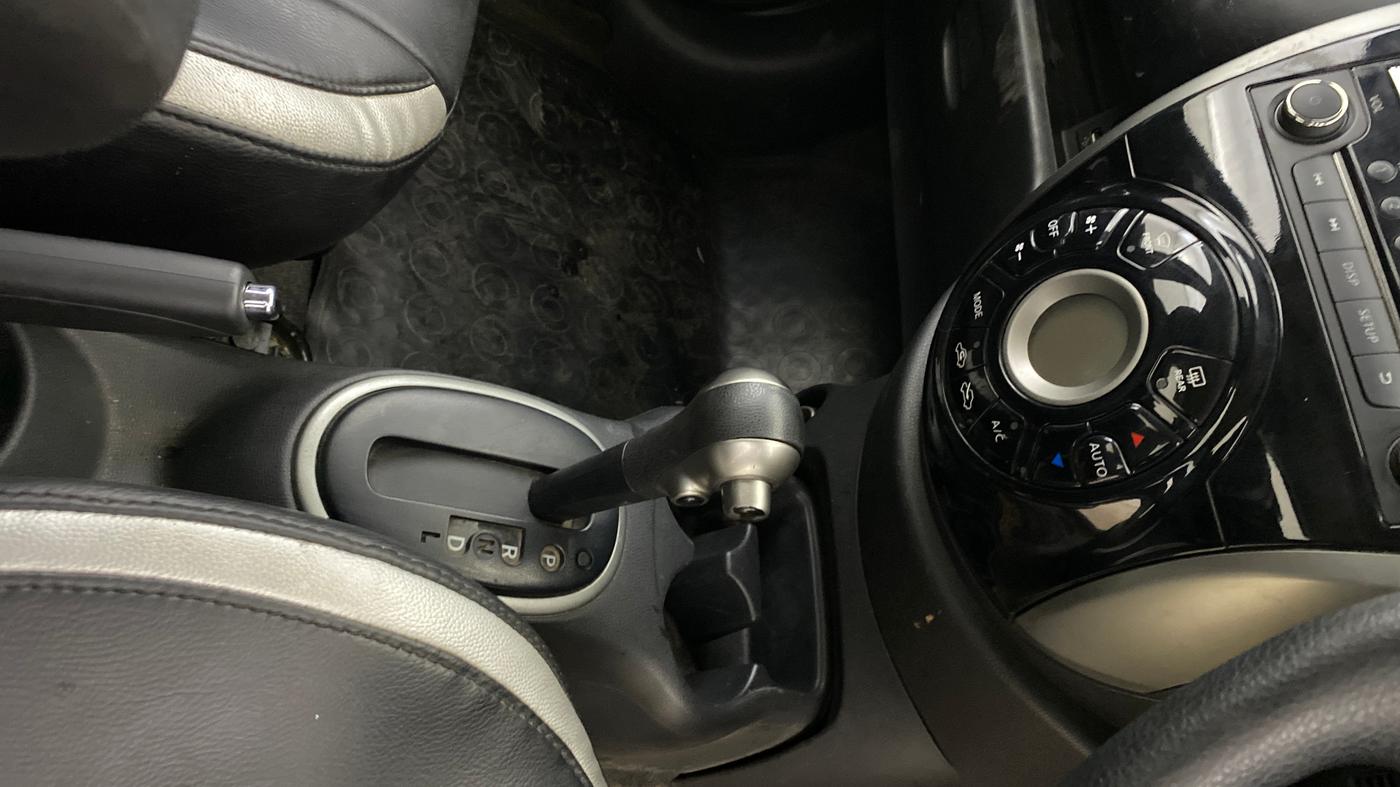 2016 Nissan Micra XV CVT, Petrol, Automatic, 84,054 km, Gear Lever