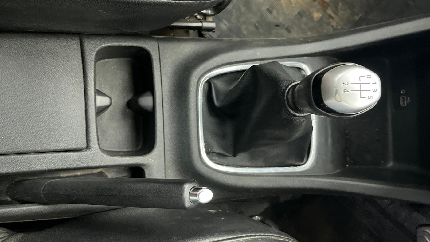 2019 Renault TRIBER RXZ, Petrol, Manual, 65,267 km, Gear Lever