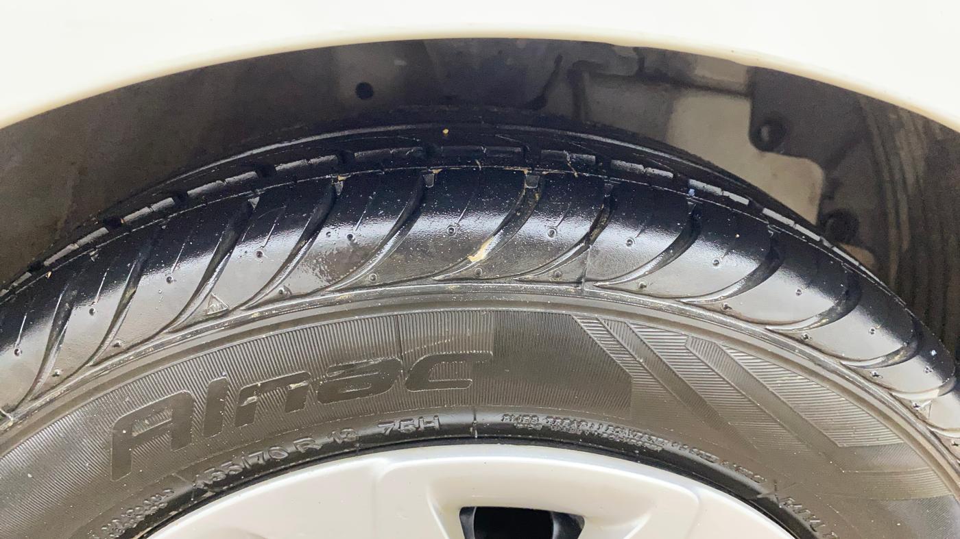 2018 Hyundai Eon MAGNA +, Petrol, Manual, 15,357 km, Right Front Tyre Tread