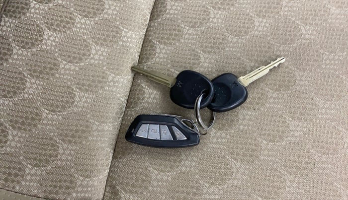 2018 Hyundai Eon MAGNA +, Petrol, Manual, 15,357 km, Key Close Up