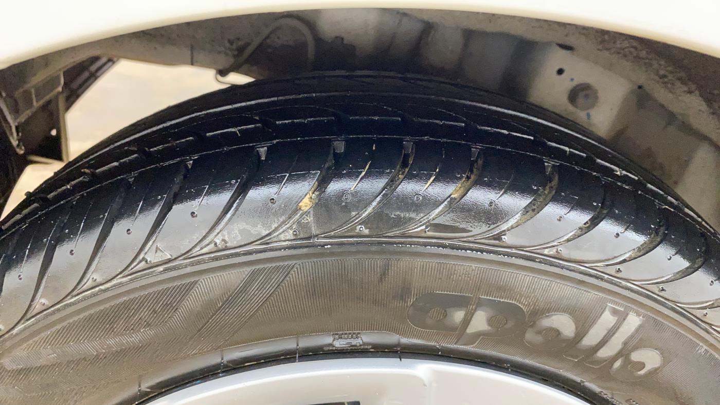 2018 Hyundai Eon MAGNA +, Petrol, Manual, 15,357 km, Right Rear Tyre Tread
