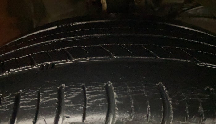 2016 Maruti Baleno DELTA PETROL 1.2, Petrol, Manual, 71,638 km, Right Front Tyre Tread