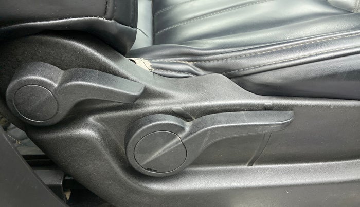 2020 Mahindra XUV500 W5, Diesel, Manual, 19,512 km, Driver Side Adjustment Panel