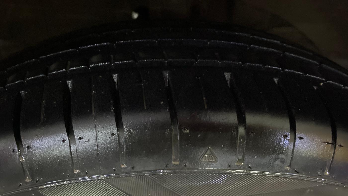 2021 Maruti Swift ZXI PLUS DUAL TONE, Petrol, Manual, 40,779 km, Right Front Tyre Tread