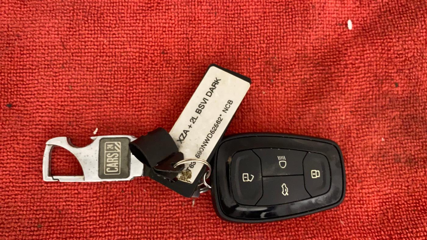 2022 Tata Safari XZA PLUS DARK EDITION, Diesel, Automatic, 4,090 km, Key Close Up