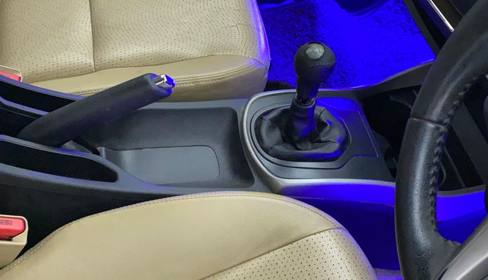 2018 Honda City 1.5L I-DTEC ZX, Diesel, Manual, 1,15,981 km, Gear lever - Knob cover torn