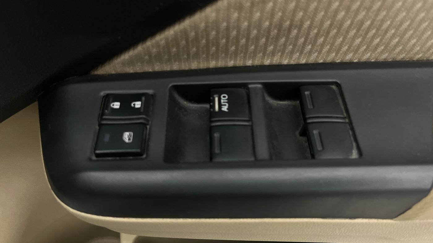 2017 Honda City 1.5L I-VTEC V MT, Petrol, Manual, 1,15,207 km, Driver Side Door Panels Control