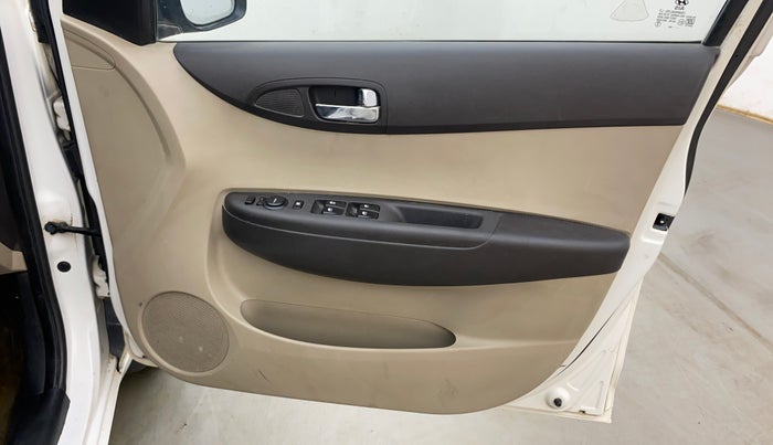 2013 Hyundai i20 MAGNA 1.2, Petrol, Manual, 86,390 km, Driver Side Door Panels Control
