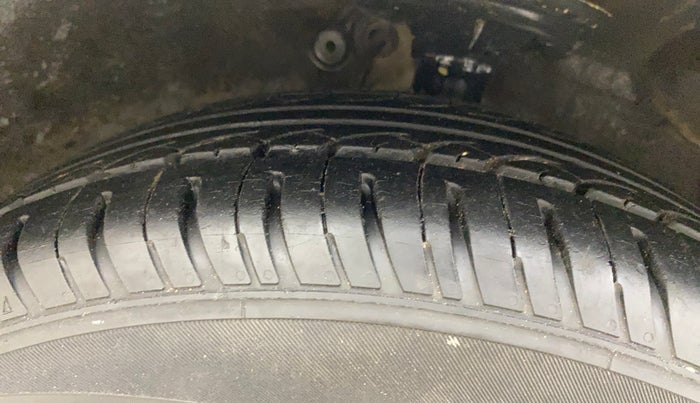 2013 Hyundai i20 MAGNA 1.2, Petrol, Manual, 86,390 km, Right Front Tyre Tread