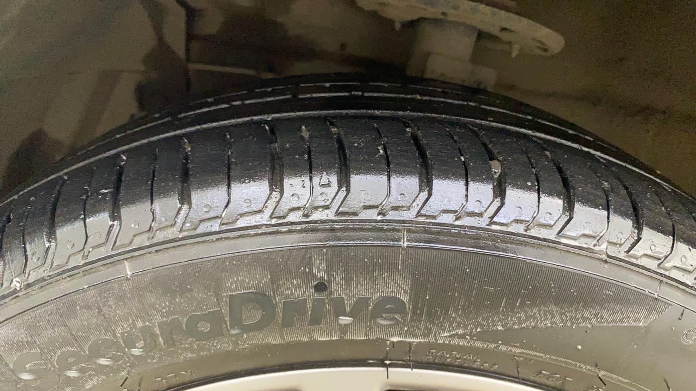 2017 Maruti Ciaz ALPHA  AT 1.4  PETROL, Petrol, Automatic, 79,102 km, Left Front Tyre Tread