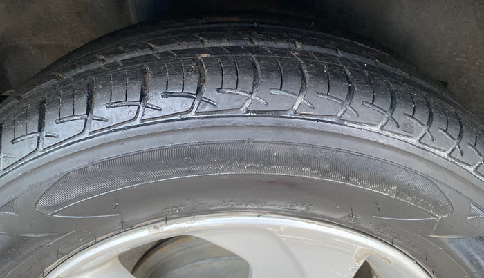 2015 Honda City 1.5L I-VTEC VX, Petrol, Manual, 1,02,170 km, Right Rear Tyre Tread