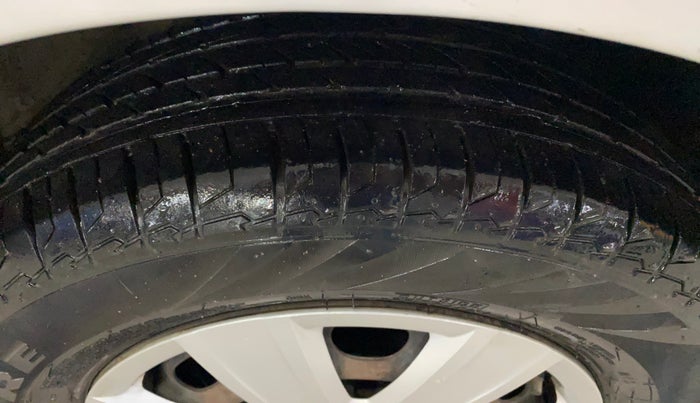 2016 Volkswagen Ameo TRENDLINE 1.2L, Petrol, Manual, 56,678 km, Right Front Tyre Tread