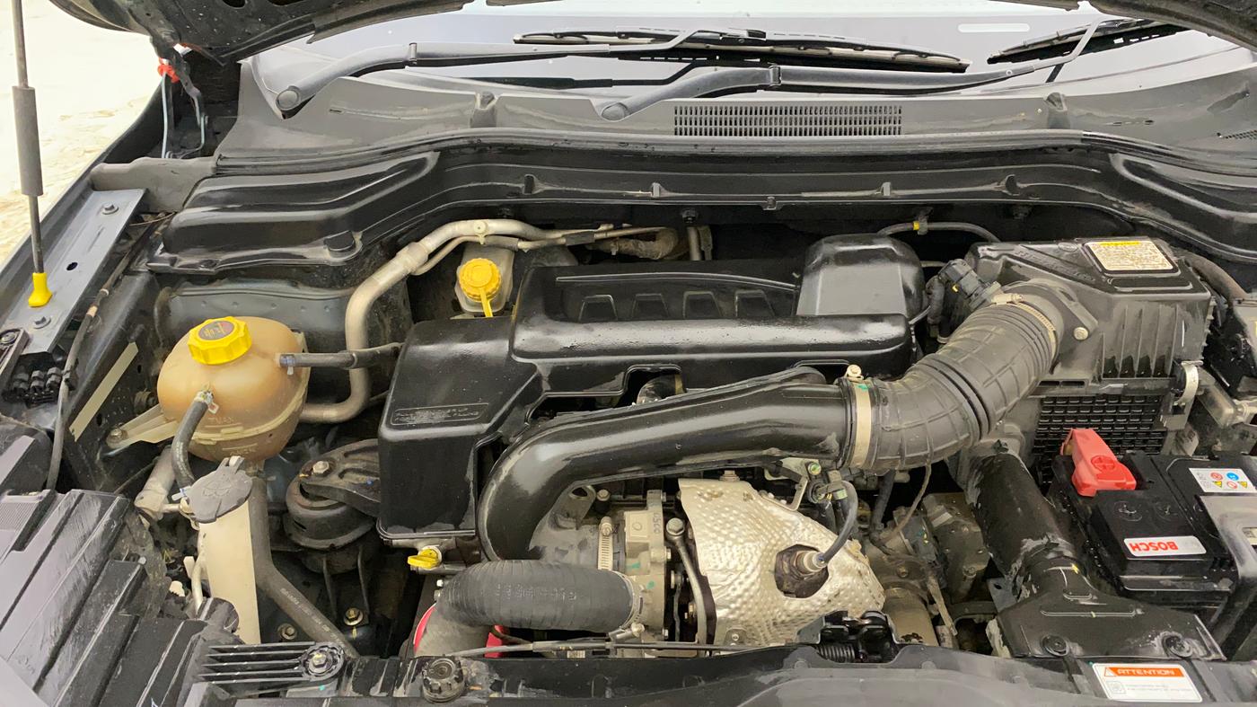2022 Mahindra XUV300 W8 (O) 1.5 DIESEL AMT, Diesel, Automatic, 64,873 km, Engine View - Right