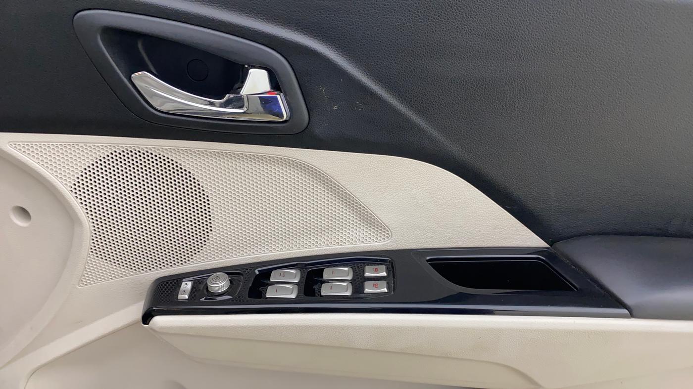 2022 Mahindra XUV300 W8 (O) 1.5 DIESEL AMT, Diesel, Automatic, 64,873 km, Driver Side Door Panels Control