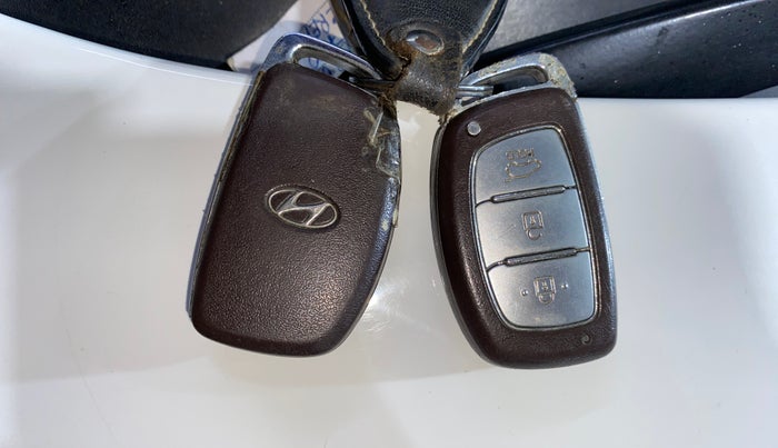 2017 Hyundai Creta SX PLUS 1.6 PETROL DUAL TONE, Petrol, Manual, 37,014 km, Key Close Up