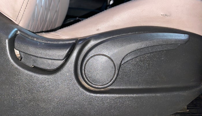 2017 Hyundai Creta SX PLUS 1.6 PETROL DUAL TONE, Petrol, Manual, 37,014 km, Driver Side Adjustment Panel