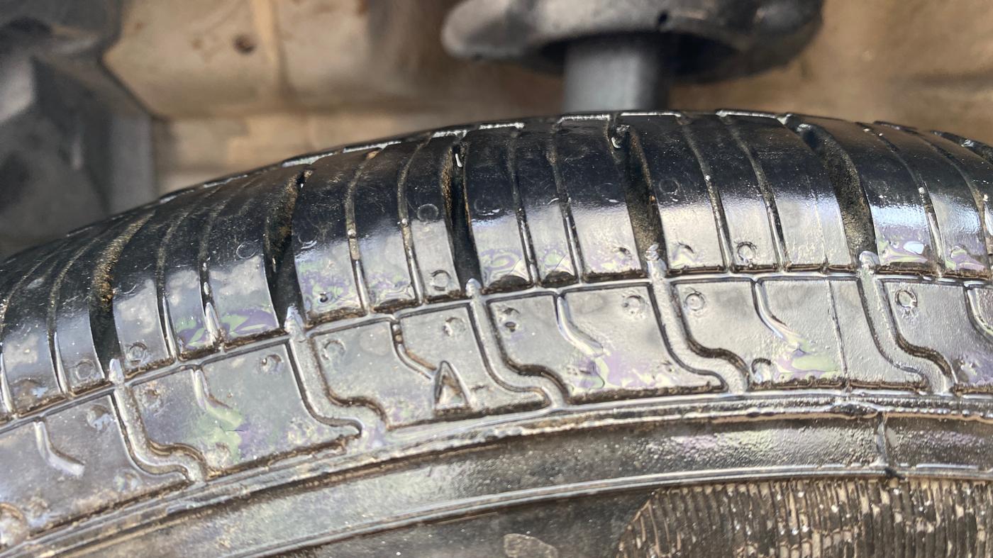 2014 Maruti Swift Dzire VDI, Diesel, Manual, 76,248 km, Left Front Tyre Tread