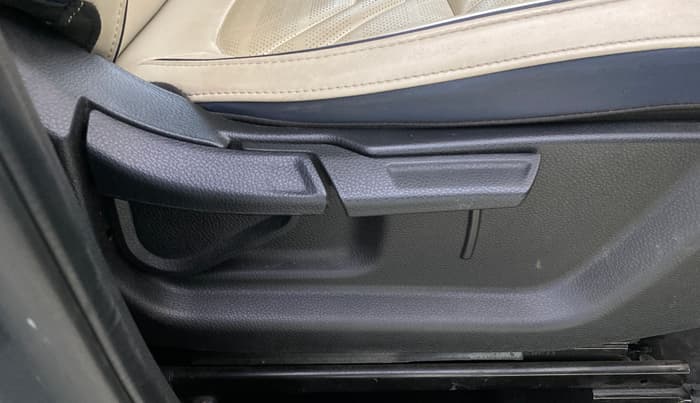 2024 KIA CARENS LUXURY PLUS 1.5 DIESEL AT 7 STR, Diesel, Automatic, 8,072 km, Driver Side Adjustment Panel
