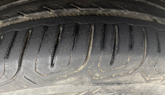 2017 Volkswagen Polo HIGHLINE1.2L, Petrol, Manual, 59,095 km, Right Front Tyre Tread