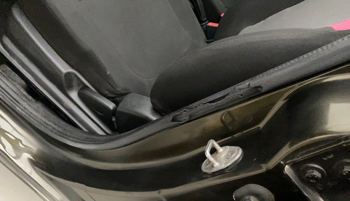 2018 Renault Kwid RXT 1.0 (O), Petrol, Manual, 82,103 km, Front passenger door - Beading has minor damage