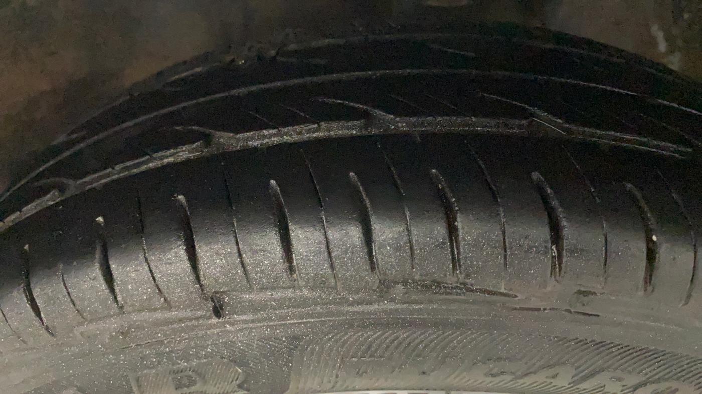 2014 Maruti Alto 800 LXI, Petrol, Manual, 63,517 km, Left Front Tyre Tread