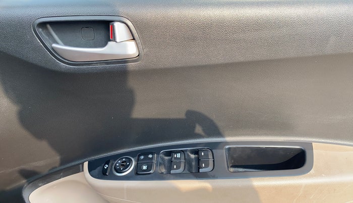 2016 Hyundai Grand i10 SPORTZ 1.2 KAPPA VTVT, Petrol, Manual, 14,572 km, Driver Side Door Panels Control