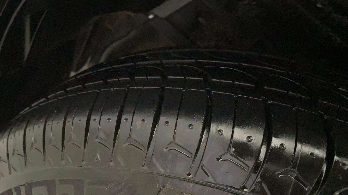 2017 Maruti Swift VXI O, Petrol, Manual, 37,485 km, Left Front Tyre Tread