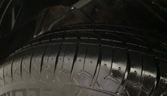 2017 Maruti Swift VXI O, Petrol, Manual, 37,485 km, Left Front Tyre Tread
