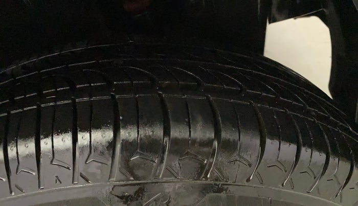 2017 Maruti Swift VXI O, Petrol, Manual, 37,485 km, Left Rear Tyre Tread