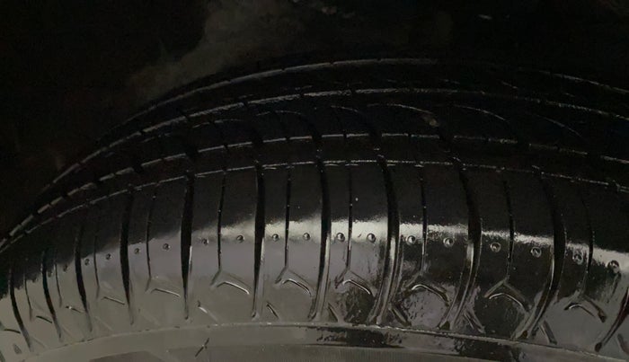2017 Maruti Swift VXI O, Petrol, Manual, 37,485 km, Right Front Tyre Tread