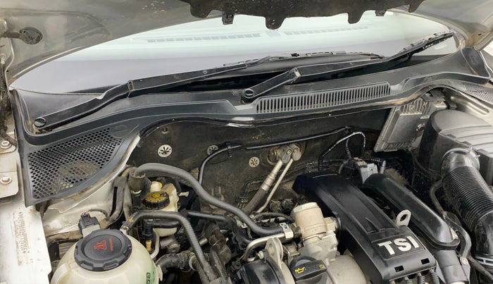 2018 Volkswagen Vento HIGHLINE PLUS 1.2 AT 16 ALLOY, Petrol, Automatic, 43,624 km, Bonnet (hood) - Cowl vent panel has minor damage
