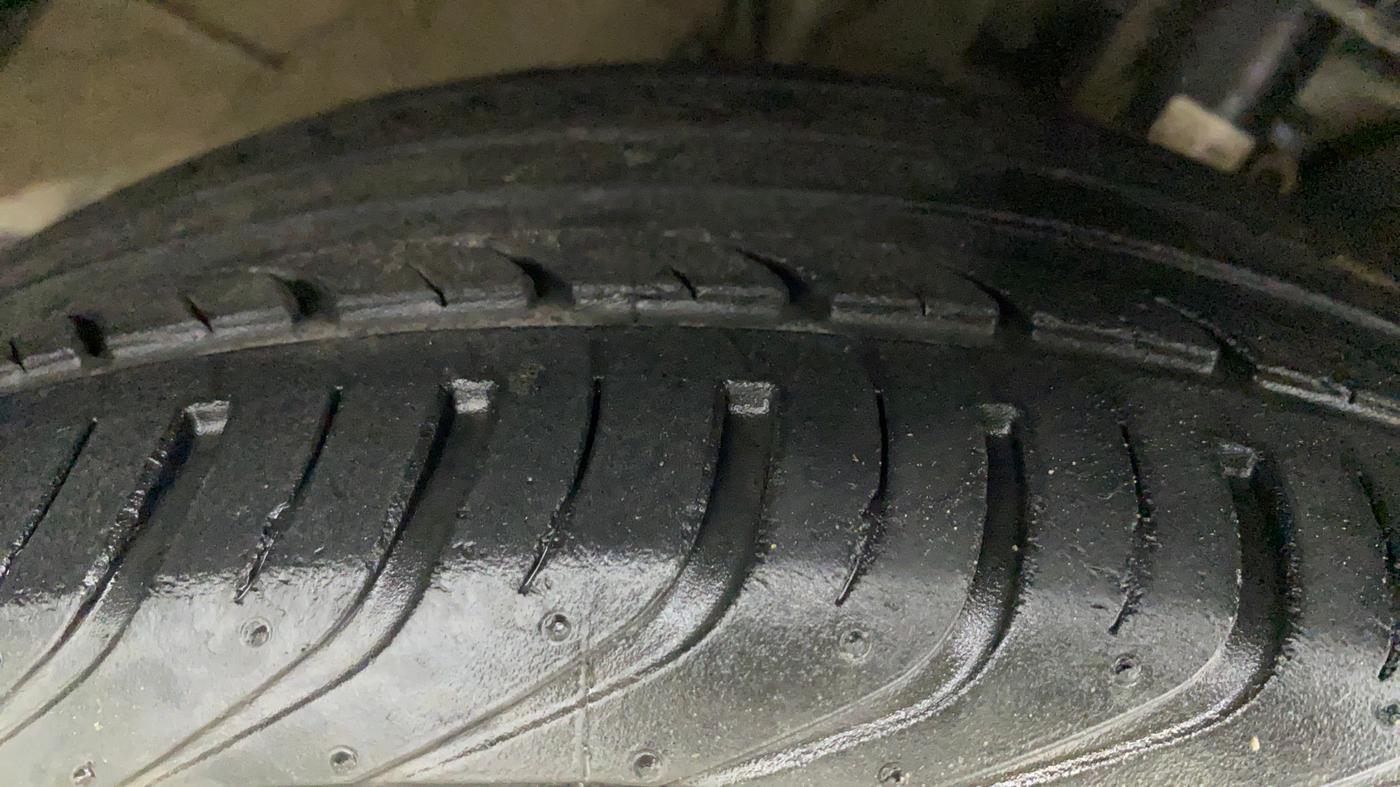 2018 Volkswagen Vento HIGHLINE PLUS 1.2 AT 16 ALLOY, Petrol, Automatic, 43,624 km, Right Front Tyre Tread