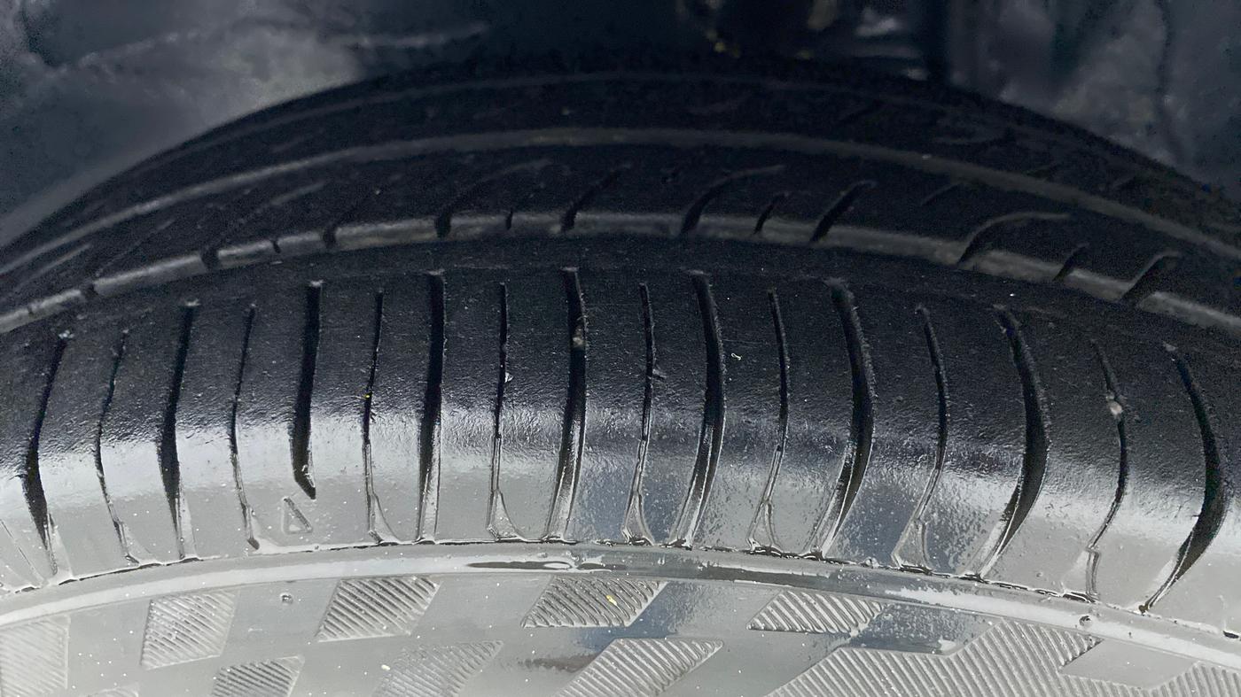2015 Maruti Alto 800 LXI, Petrol, Manual, 82,708 km, Left Front Tyre Tread