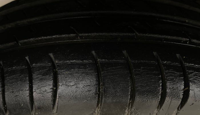 2013 Maruti Eeco 5 STR WITH A/C+HTR, Petrol, Manual, 77,474 km, Left Front Tyre Tread