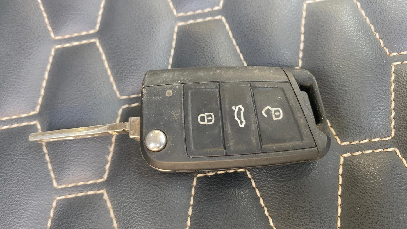 2023 Volkswagen VIRTUS COMFORTLINE TSI 1.0 MT, Petrol, Manual, 40,349 km, Key Close Up