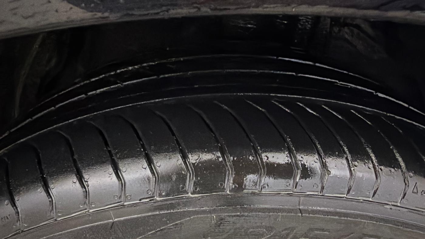 2017 Toyota Camry HYBRID, Hybrid, Automatic, 89,553 km, Right Front Tyre Tread