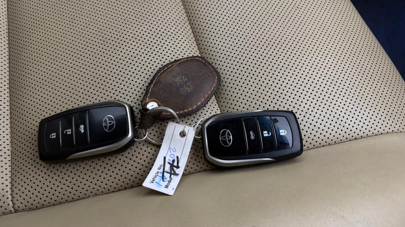 2017 Toyota Camry HYBRID, Hybrid, Automatic, 89,553 km, Key Close Up