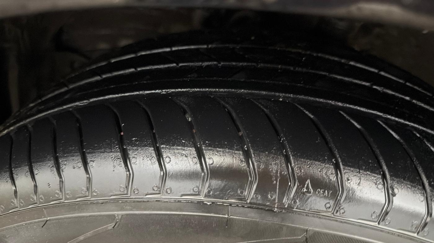 2017 Toyota Camry HYBRID, Hybrid, Automatic, 89,553 km, Left Front Tyre Tread