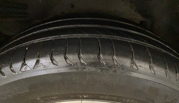 2016 Toyota Corolla Altis GL PETROL, Petrol, Manual, 69,500 km, Right Rear Tyre Tread