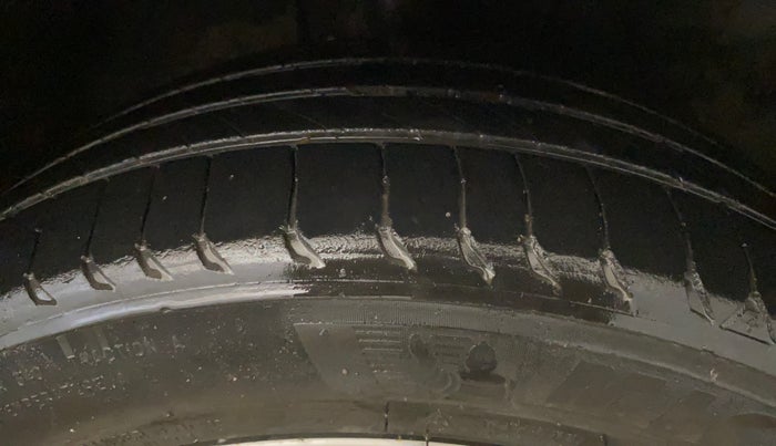 2016 Toyota Corolla Altis GL PETROL, Petrol, Manual, 69,500 km, Right Front Tyre Tread