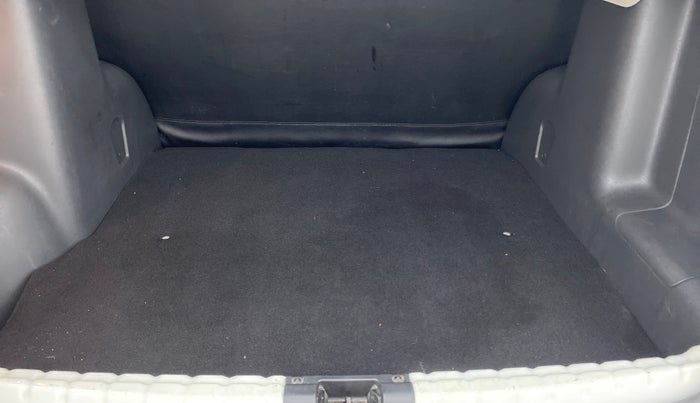 2015 Renault Duster RXL 85PS EXPLORE, Diesel, Manual, 92,782 km, Boot Inside