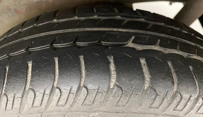2011 Maruti Wagon R 1.0 VXI, Petrol, Manual, 73,653 km, Left Rear Tyre Tread
