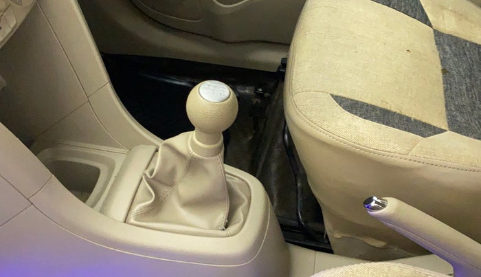 2015 Maruti Ertiga VXI CNG, CNG, Manual, 35,000 km, Gear lever - Boot cover slightly torn