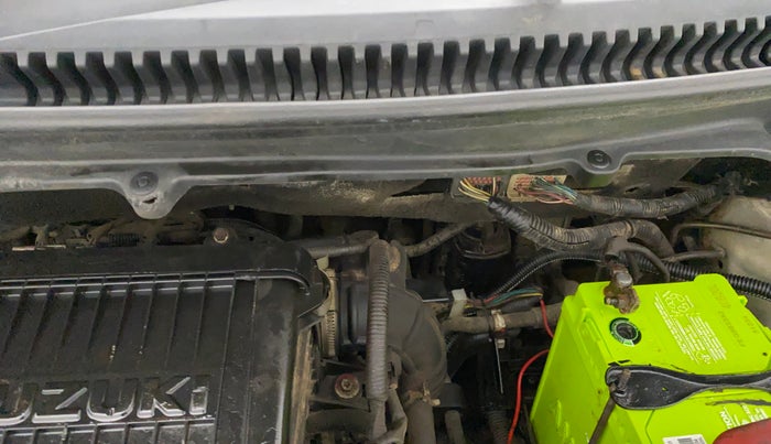 2015 Maruti Ertiga VXI CNG, CNG, Manual, 35,000 km, Bonnet (hood) - Insulation cover has minor damage