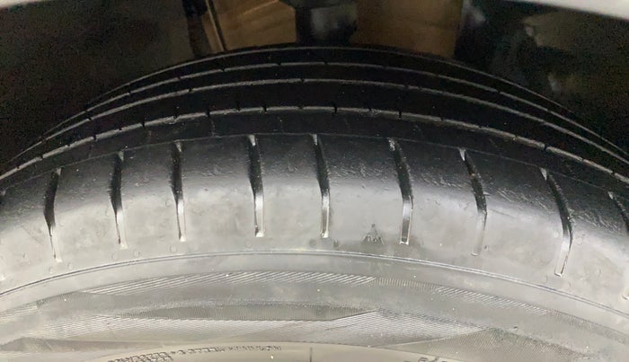 2021 Skoda KUSHAQ STYLE 1.0L TSI AT, Petrol, Automatic, 28,029 km, Right Front Tyre Tread