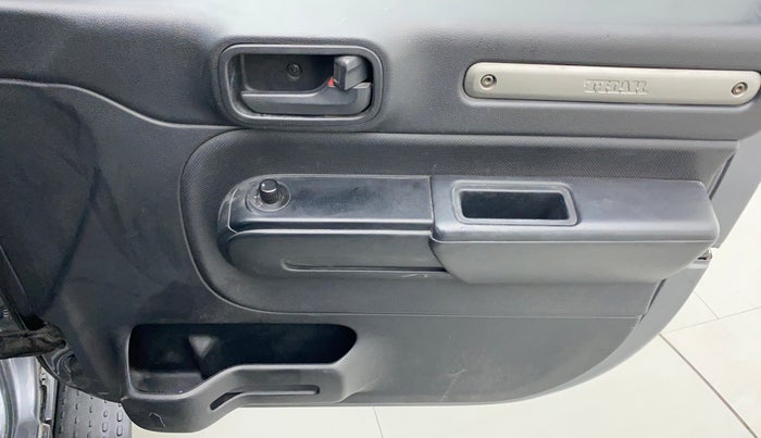 2020 Mahindra Thar LX HARD TOP 4WD MT, Diesel, Manual, 36,304 km, Driver Side Door Panels Control