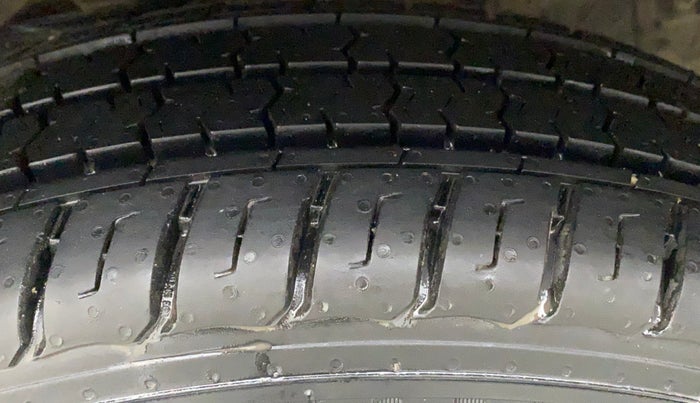 2018 Maruti Eeco 5 STR CNG WITH AC PLUSHTR, CNG, Manual, 67,576 km, Left Front Tyre Tread
