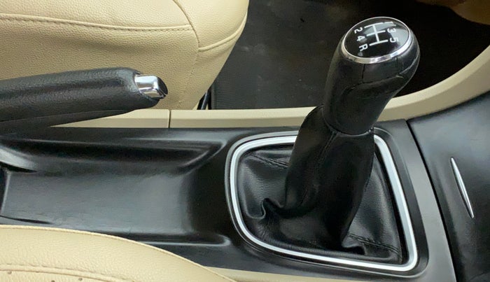 2017 Maruti Ciaz ZXI, Petrol, Manual, 42,387 km, Gear Lever