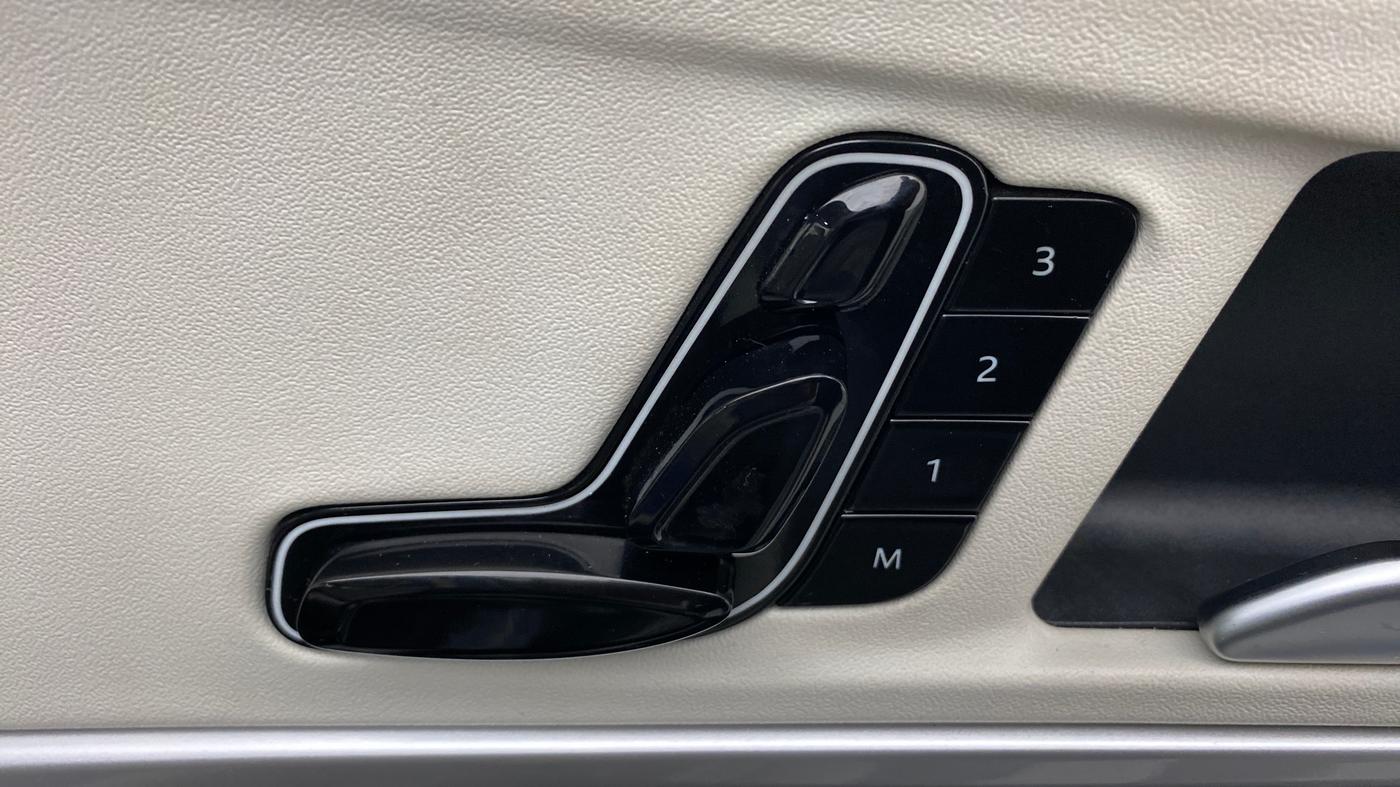 2021 Mahindra XUV700 AX 7 LUXURY P AT 7 STR, Petrol, Automatic, 9,178 km, Driver Side Adjustment Panel