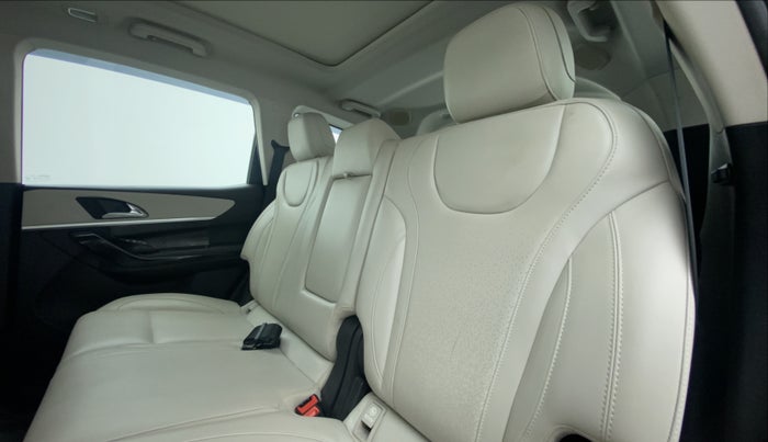 2021 Mahindra XUV700 AX 7 LUXURY P AT 7 STR, Petrol, Automatic, 9,178 km, Right Side Rear Door Cabin